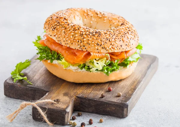 Friss egészséges bagel szendvics lazac, ricotta és saláta vintage aprítódeszka kő konyhaasztal háttér. Egészséges diétás kaja. A szöveg helye — Stock Fotó