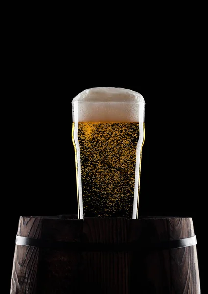 Hideg pohár kézműves sör a régi fahordóban — Stock Fotó