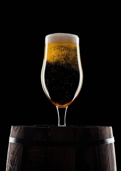 Kaltes Glas Craft Beer auf altem Holzfass — Stockfoto