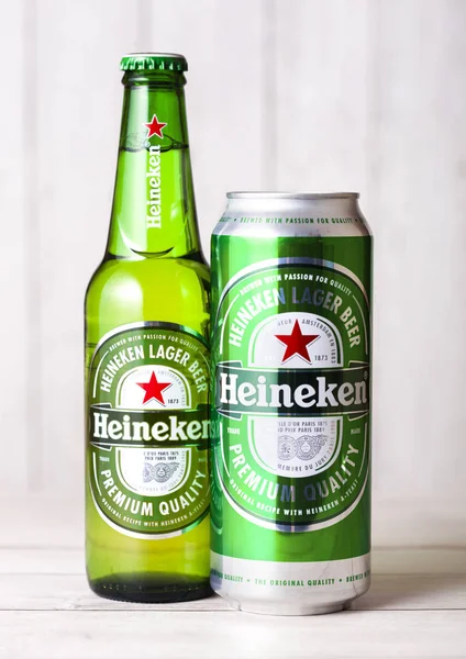 LONDRES, Reino Unido - 27 DE ABRIL DE 2018: Botella y lata de aluminio de Heineke — Foto de Stock