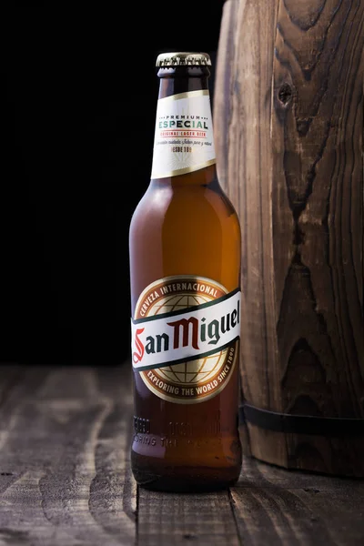 LONDRES, Reino Unido - 27 DE ABRIL DE 2018: Botella de vidrio de cerveza San Miguel junto al barril de madera . — Foto de Stock