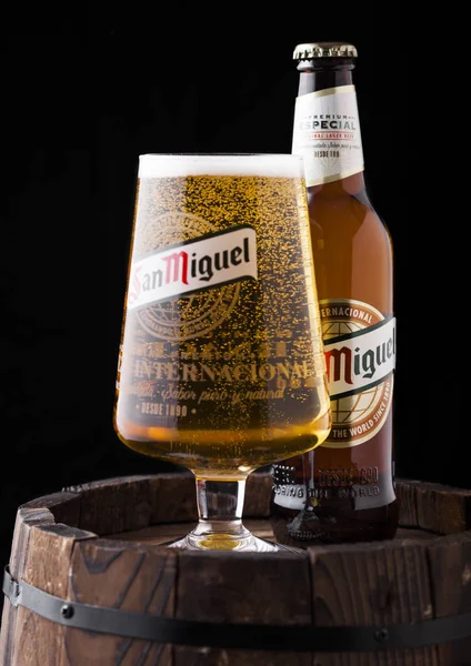 LONDRES, Reino Unido - 27 DE ABRIL DE 2018: Botella y vaso original de cerveza San Miguel lager encima del viejo barril de madera . — Foto de Stock
