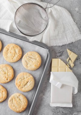 Beyaz çikolatalı bisküviler yemek tepsisinde açık mutfak arka planında beyaz çikolatalı.. 