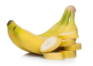 Taze taze organik muz kümesi ve beyaz arka planda dilimlenmiş parçalar..