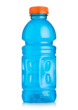 Beyaz arka planda plastik mavi enerji içeceği şişesi. Antrenman ve tüm sporlar için mükemmel.