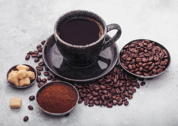 Taza de café orgánico crudo fresco con frijoles y polvo molido con cubitos de azúcar de caña con hoja de árbol de café sobre fondo claro. Vista superior — Foto de Stock