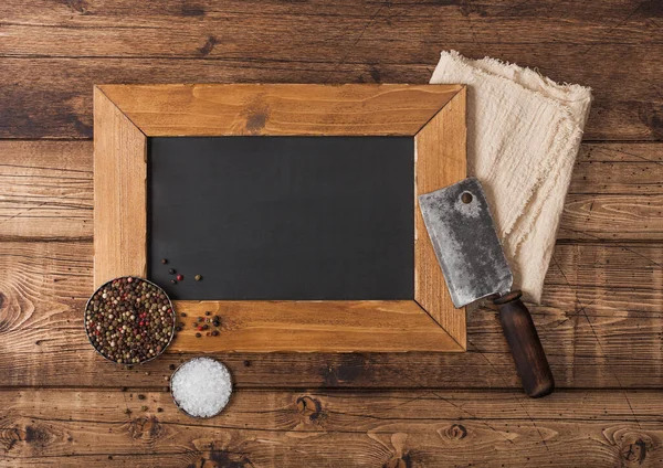 빈티지 도끼로 고기를 굽고, 메뉴보드 에는 나무로 된 테이블 배경에 소금 과 후추가 전시되어 있다. 원문을 위한 공간 — 스톡 사진