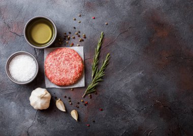 Çiğ kıymalı ev yapımı ızgara biftek burgeri baharat ve otlarla. Metnin için alanı olan en üstteki görünüm
