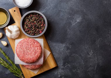 Çiğ kıymalı ev yapımı baharat ve otlarla ızgara sığır burger. Metnin için alanı olan en üstteki görünüm