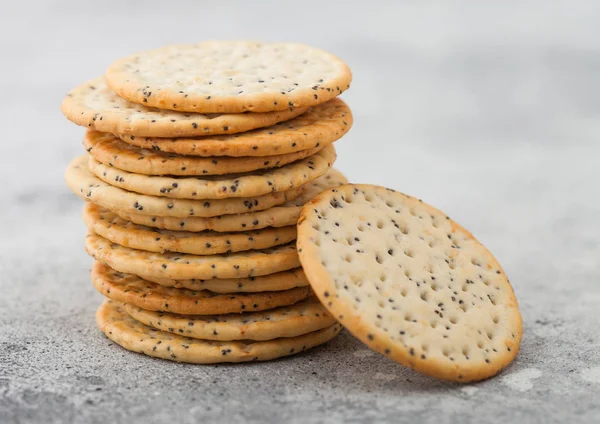 Stapel verschiedener knuspriger Bio-Weizen-Fladenbrotcracker mit Sesam und Salz auf hellem Küchentisch. — Stockfoto