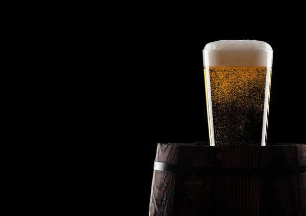 Kaltes Glas Craft Beer auf altem Holzfass — Stockfoto