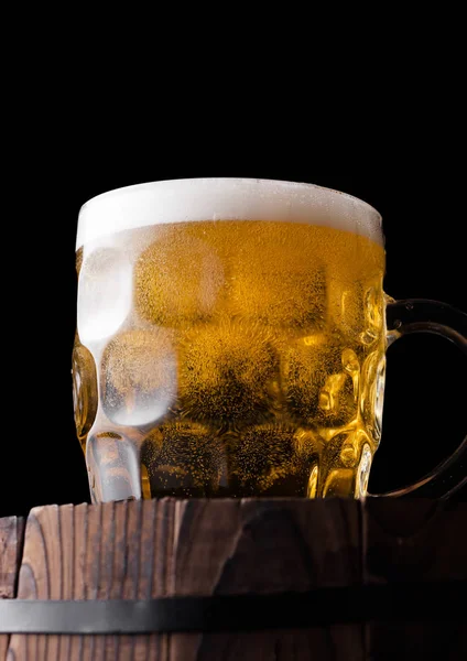 Холодний келих крафтового пива на старій дерев'яній бочці — стокове фото