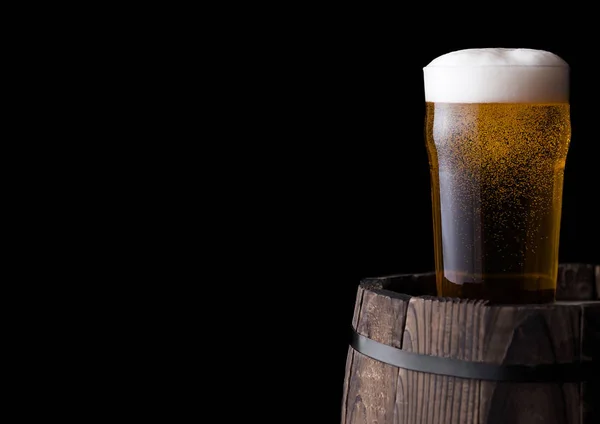 Cold glass of craft beer on old wooden barrel — Stock Photo, Image