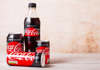 Londra, İngiltere - 03 Ağustos 2018: Plastik şişe ve alüminyum konserve sıfır şeker Coca Cola meşrubat ahşap üzerine. Dünyanın en popüler içecek.