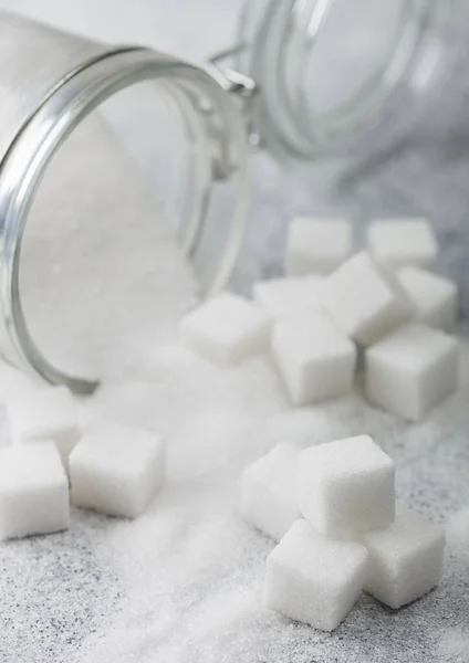 Glazen Pot Natuurlijke Witte Geraffineerde Suiker Met Blokjes Een Lichte — Stockfoto