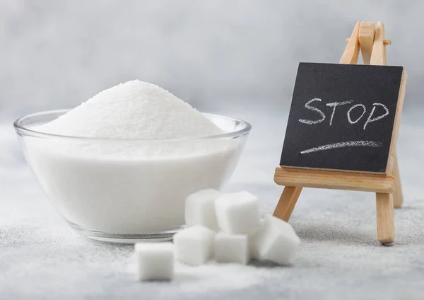 Üvegtál Természetes Fehér Finomított Cukor Kockákkal Ezüst Kanállal Könnyű Háttérrel — Stock Fotó