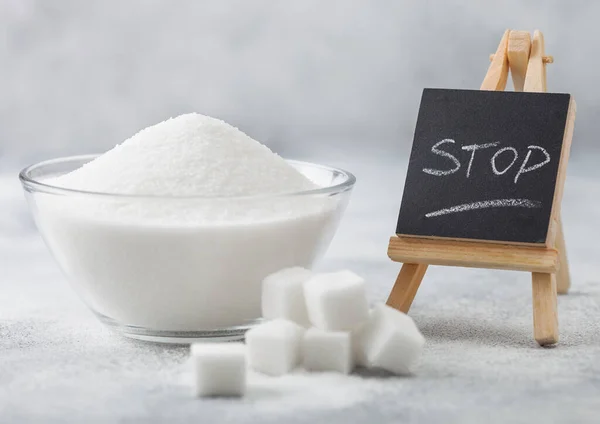 Glasschale Aus Naturweißem Raffiniertem Zucker Mit Würfeln Mit Silbernem Löffel — Stockfoto