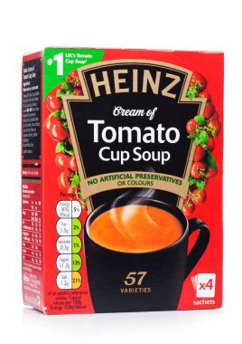 Londra, Uk - 08 Kasım 2019: Beyaz zemin üzerinde bir paket Heinz kremalı domates çorbası.