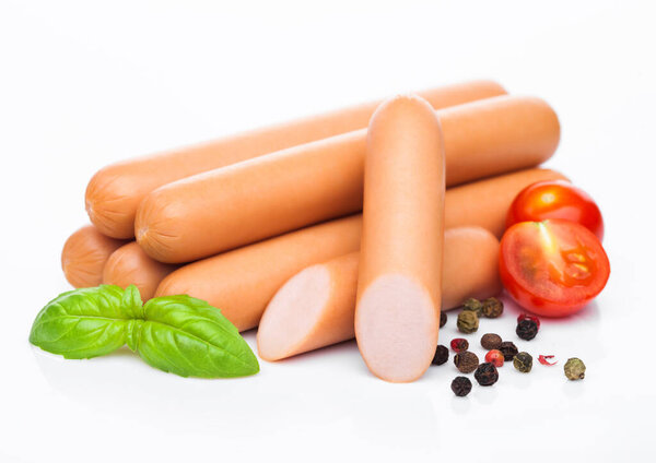 Классические колбасы из свинины с перцем и базиликом и помидорами черри на белом. Закуски для детей
