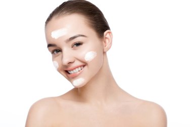 Yüz kremi sürmüş güzel bir kız. Beyaz arka planda doğal makyaj resmi.