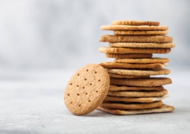 Bir yığın organik buğday, çavdar ve mısır gevreği, susamlı ve hafif arka planda tuz. Metin için boşluk