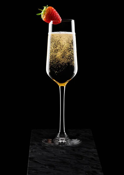 Elegantes Glas Gelber Champagner Mit Erdbeere Darüber Auf Schwarzem Marmorbrett — Stockfoto