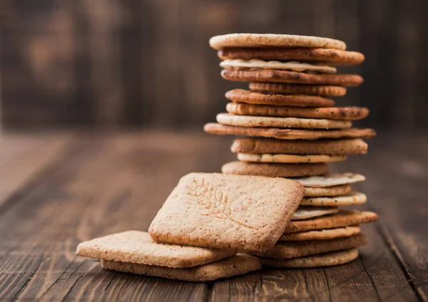 Stapel Verschiedener Knuspriger Bio Fladenbrotcracker Aus Weizen Roggen Und Mais — Stockfoto