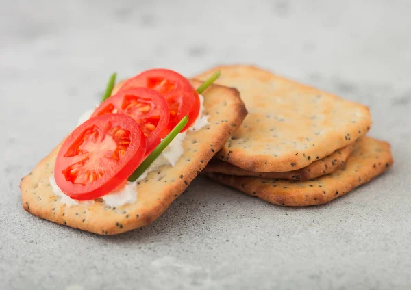 Vários Biscoitos Saudáveis Com Creme Tomate Fundo Mesa Cozinha Leve — Fotografia de Stock