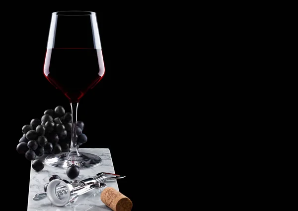 Glas Rotwein Mit Dunklen Trauben Auf Marmorkarton Mit Korkenzieheröffner Und — Stockfoto