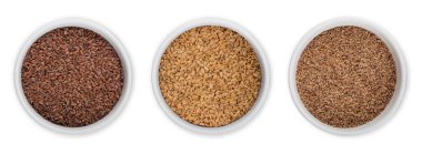 Bir kase çiğ organik keten tohumu ve beyaz üzerine yağ. Üst görünüm