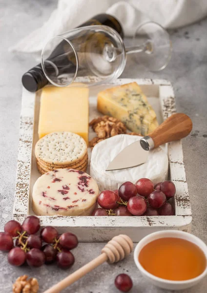Glas Und Flasche Weißwein Mit Verschiedenen Käsesorten Holzkiste Und Trauben — Stockfoto