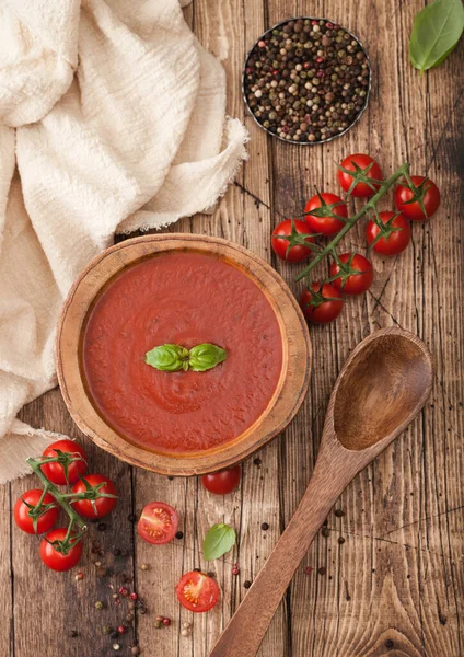 用木勺 胡椒和厨房用布铺在木板上的木盘奶油西红柿汤 生西红柿 — 图库照片