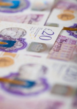Yeni 20 sterlinlik banknotlar arka planda kapanır. Makro