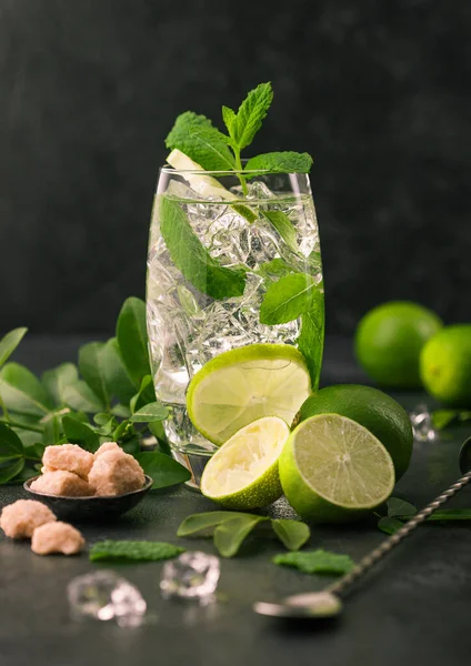 Glas Mojito Cocktail Med Isbitar Mint Och Lime Svart Ombord — Stockfoto