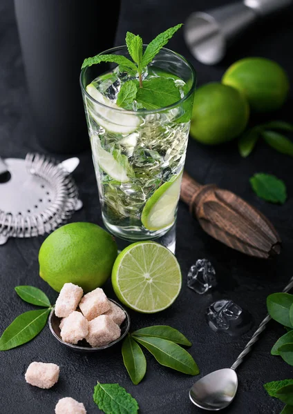 Glas Mojito Cocktail Med Isbitar Mynta Och Lime Svart Bräda — Stockfoto