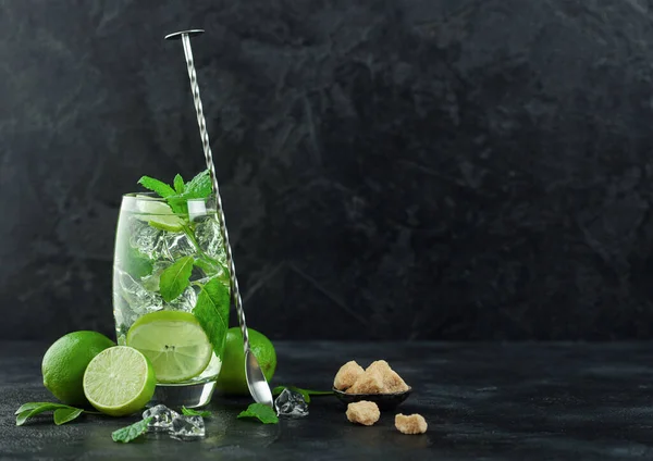 Glas Mojito Cocktail Met Ijsblokjes Munt Limoen Zwart Bord Met — Stockfoto