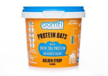 LONDON, İngiltere - Nisan 01, 2020: Beyaz arka planda altın şuruplu bir fincan OOMF protein yulafı.