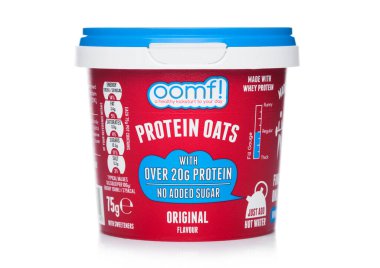 LONDON, İngiltere - Nisan 01, 2020: Beyaz arka planda orijinal aromalı bir fincan OOMF protein yulafı.