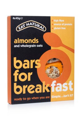 LONDON, İngiltere - Nisan 01, 2020: Beyaz arka planda Eat Natural tarafından bademlerle birlikte müsli mısır gevreği kutusu.