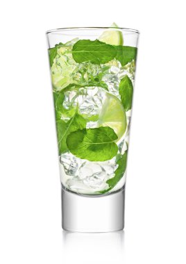 Bir bardak Mojito yaz alkollü kokteyli buz küpleri ve beyaz arka planda limon..