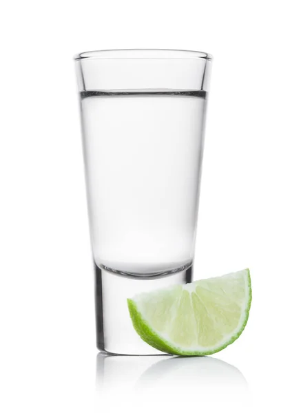 Colpo Vetro Tequila Argento Con Fetta Lime Sfondo Bianco — Foto Stock