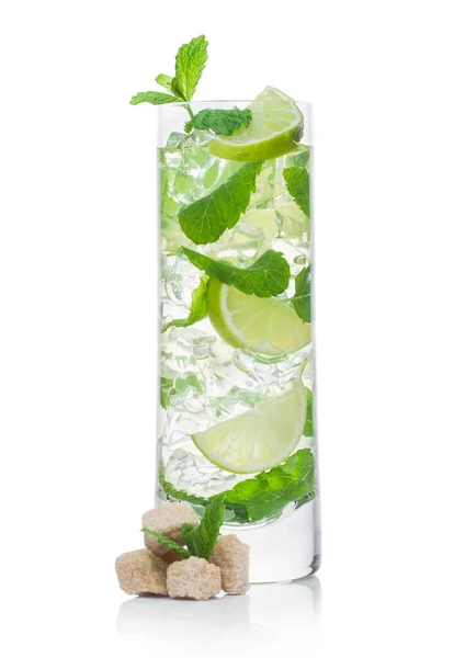 Highball Glas Mojito Sommer Alkoholischer Cocktail Mit Eiswürfeln Minze Und — Stockfoto