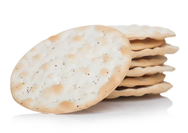 Pila Cracker Salati Croccanti Organici Rotondi Sfondo Bianco — Foto Stock