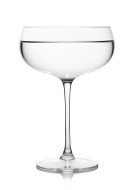 İzole edilmiş beyaz arka planda lüks kristal bardakta votka martini cin kokteyli..