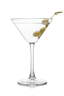 Klasik bardakta votka martini cin kokteyli. Beyaz arka planda bambu çubuğunda zeytin..