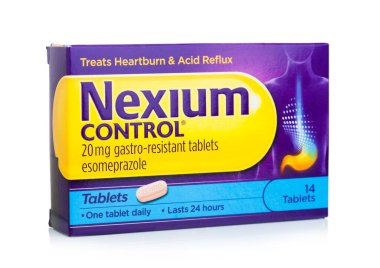 LONDON, İngiltere - Nisan 05, 2020: Beyaz üzerine Nexium Kontrol tabletleri kutusu. Mide ekşimesi ve asit reflüsünü tedavi eder.