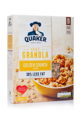 LONDON, İngiltere - Nisan 01, 2020: Beyaz arka planda bir kutu Quaker Oat Granola altın çıtır lezzeti.