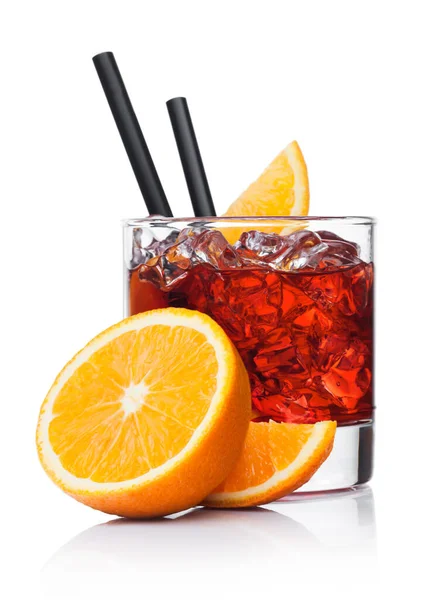 Negroni Koktél Modern Üveg Jégkockákkal Narancs Szeletek Szalma Fél Friss — Stock Fotó