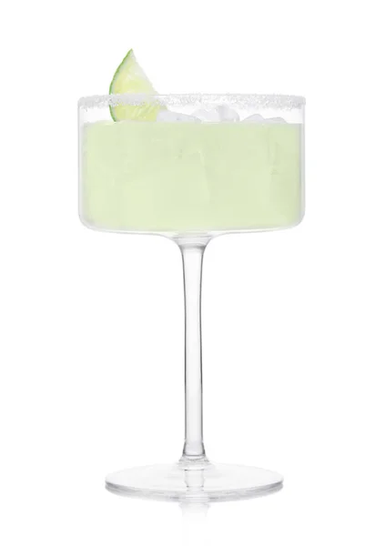 白底新鲜石灰片玛嘉莉塔鸡尾酒的现代水晶杯 — 图库照片