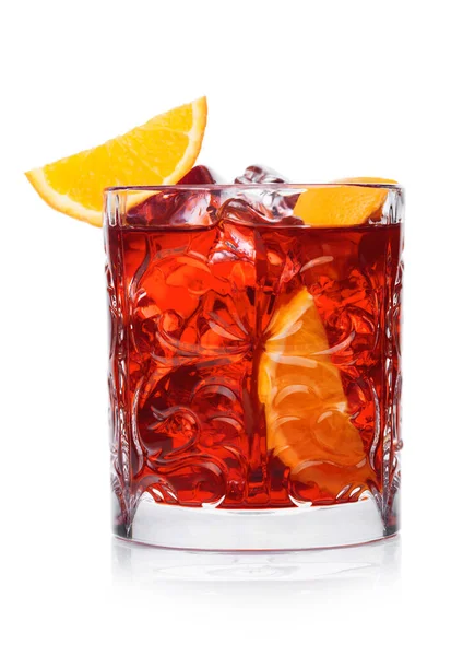 Negroni Cocktail Kristallglas Mit Eiswürfeln Und Orangenscheiben Auf Weißem Hintergrund — Stockfoto
